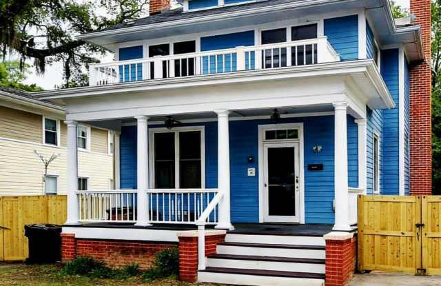 Spacious and fully furnished Victorian beauty