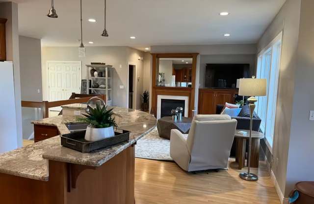 Lux Living With Beautiful Views