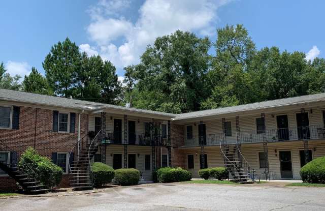 2 bedroom, 1 bath apartment in small complex on Hill Street! Walking distance to Normal Town, Downtown  UGA! Available August 2026