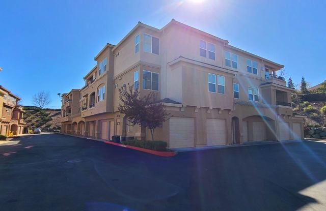 Beautiful 2bd / 2bth Single Story Condo! New Flooring  New Paint! - 700 Moon Circle, Folsom, CA 95630