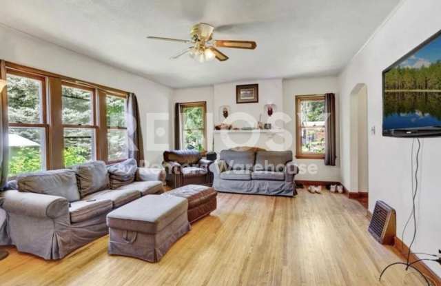 Awesome 5 Bedroom 2 Bathroom Single Family Home!