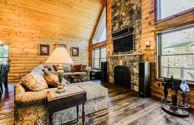 Fully Furnished Luxurious 3-Bed, 3.5-Bath Lakefront Log Home in Clarkston, MI