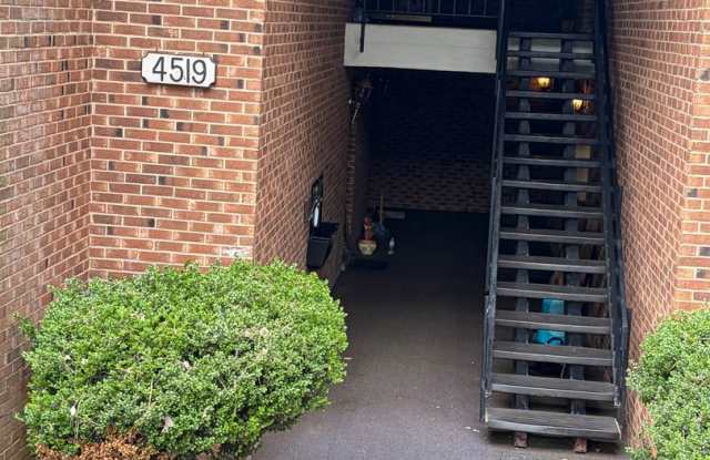 REMODELED NW RALEIGH 3 BEDROOM CONDO IN MARTINIQUE--SWIMMING POOL- UPDATED PRIMARY BATHROOM