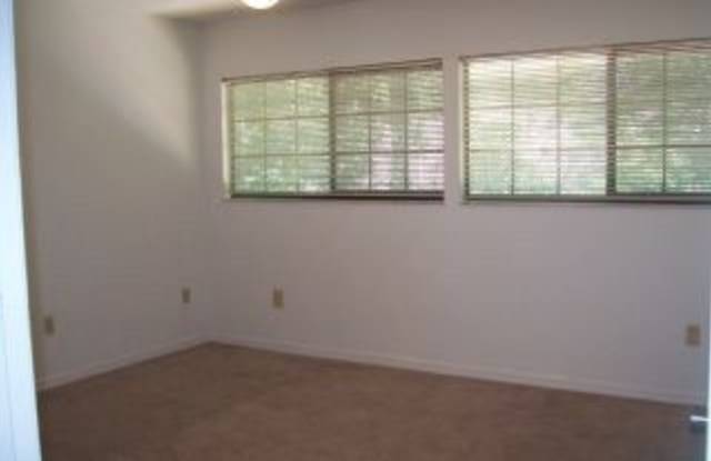 3/3 Townhouse in Rockwood Villas – Great Location Near Bus Stop to UF!