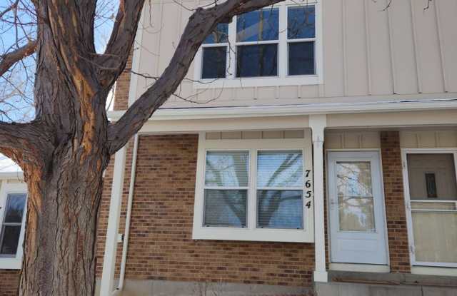 Beautiful Townhome at Monterey Community in Centennial!