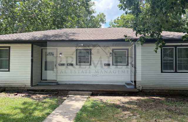 1316 N Main St unit A, Independence MO 64050// Ranch Style Duplex// 2 Beds 1 bath// Rent: $1150 Deposit: $1150