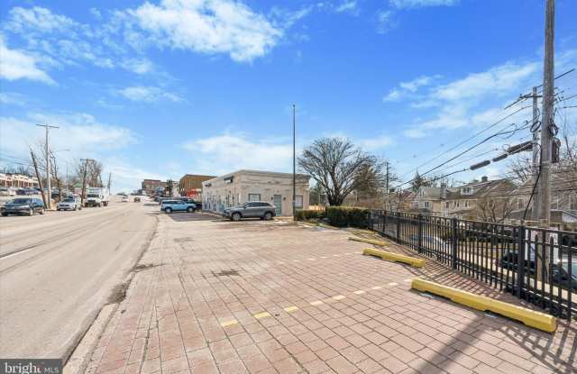 398 W LANCASTER Avenue