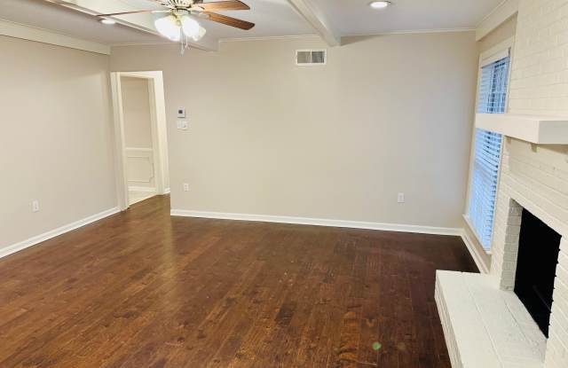 1624 W CHURCHILL DOWNS