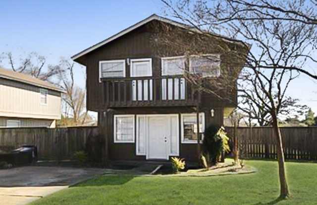 Photo of 3/1.5 House with HUGE backyard available in February!