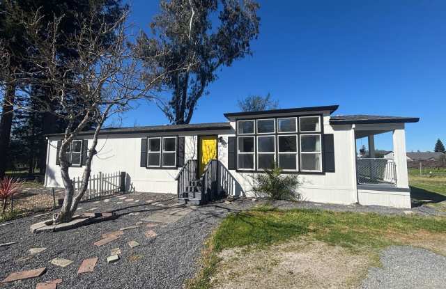 Single Level 3 Bedroom 2 Bathroom Home located just minutes from both Windsor and Larkfield w/ Utilities Included