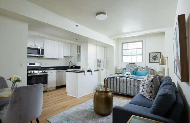 Cozy Studio Steps from Meridian Hill Park!