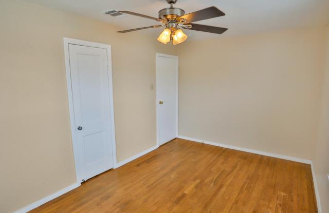 1216 W Craig Pl