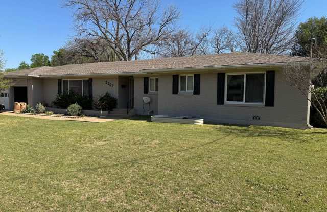 Beautifully Maintained Corner Lot Waco Home