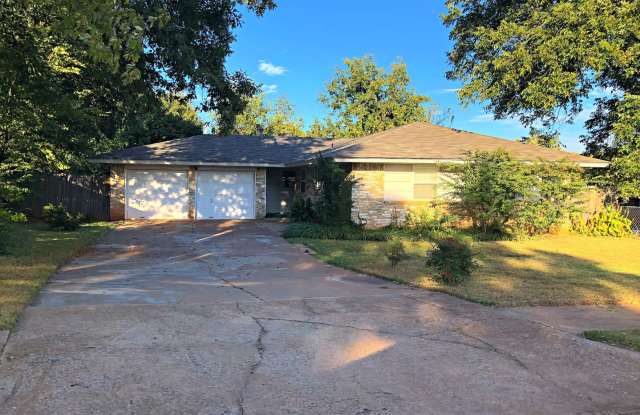 Great 4 Bed on a Shaded Lot! - 641 East 27th Street, Edmond, OK 73013