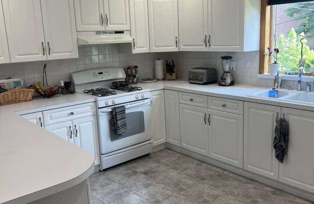 Photo of 33 Gainsborg Ave E