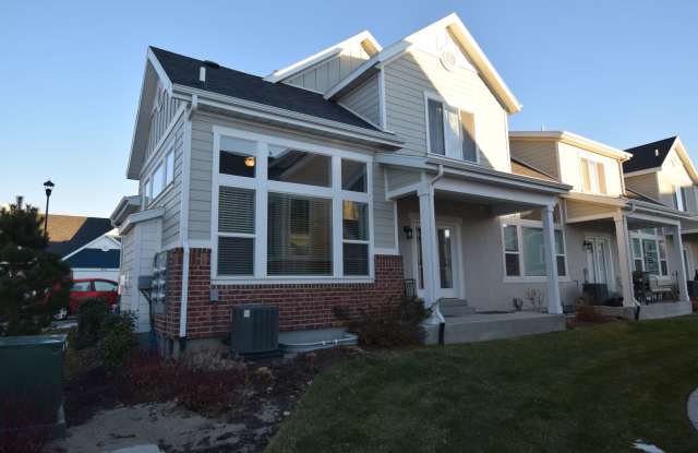 Gorgeous 3 Bedroom Townhome in Sandy!