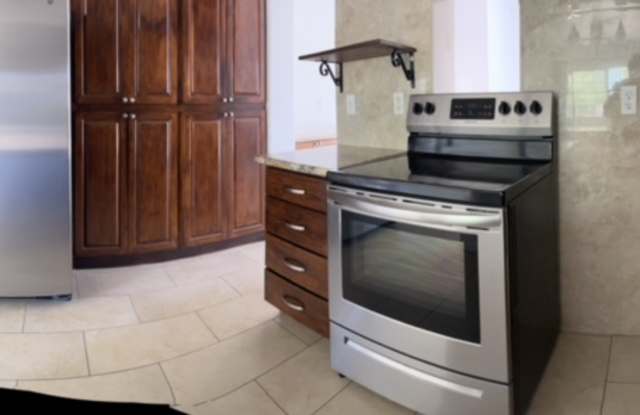 1117 E Sunnyslope Ln