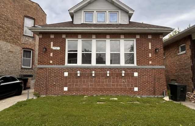 7021 South Woodlawn Avenue