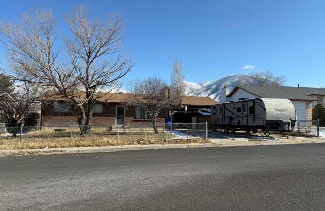 Spacious 5-Bedroom Home with Ample Parking and Pet-Friendly Yard