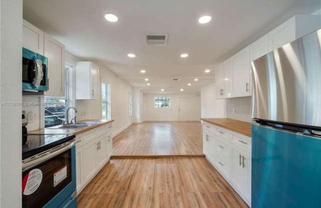 2246 Cleveland Street, Hollywood, FL 33020