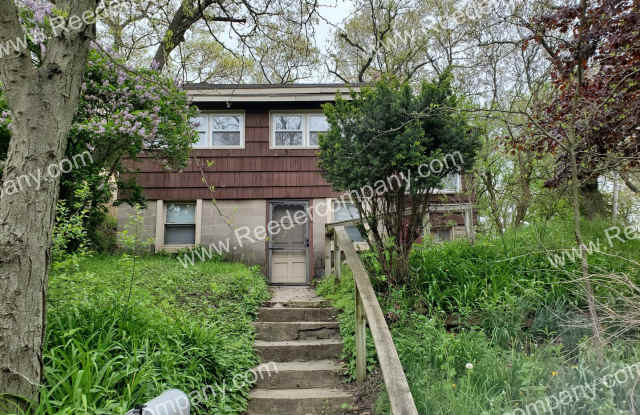 Large 2 bedroom home (close to the beach)