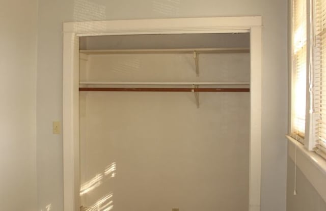 PRELEASING for AUGUST! Close to Campus: Dishwasher and Washer/Dryer Included