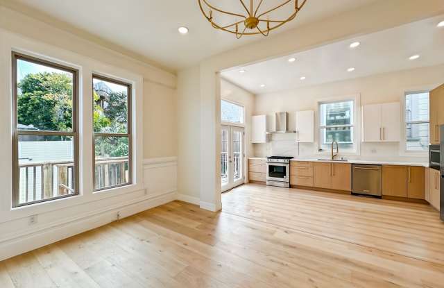 Top-Floor, Remodeled 5BR/2.5BA Victorian Flat, Pet Friendly, Steps from Alamo Square