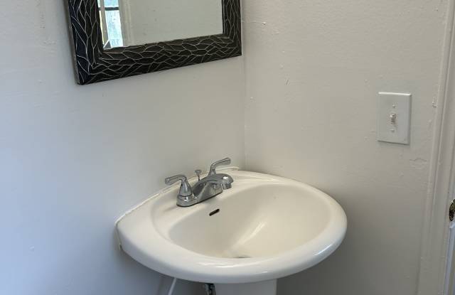 1525 Marydale Avenue