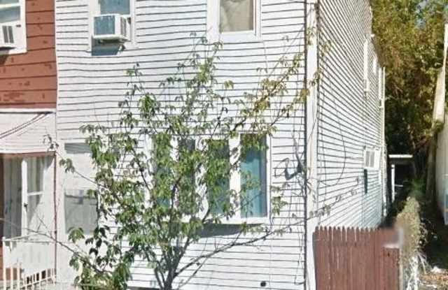 Great Home! 3 Bedrooms/2 Full Baths!! Laundry! Fenced Yard! Tons of Storage!