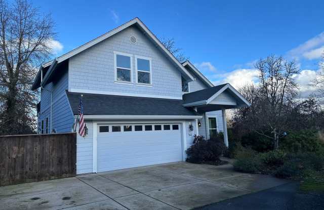 Beautiful 3 bed, 2 1/2 bath house in Santa Clara! (MOVE IN SPECIAL!)