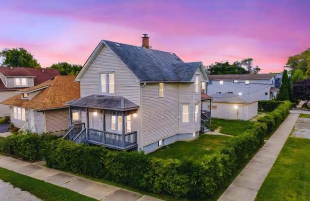 Photo of 2823 Broadway Street