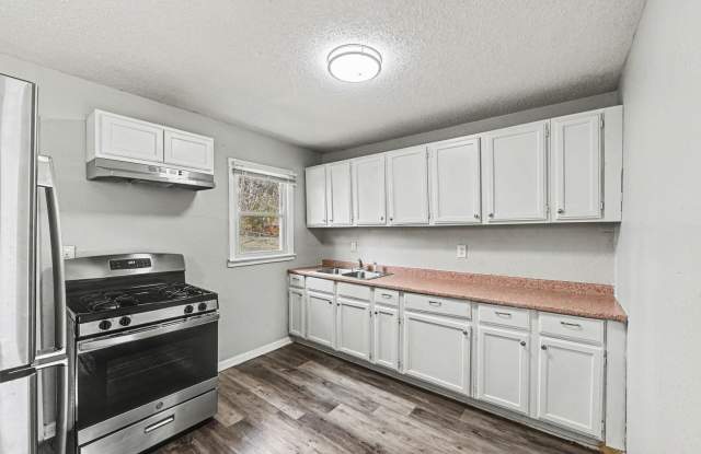 *MOVE IN SPECIAL* $250 Off First Full Month's Rent OR Free 55in TV!