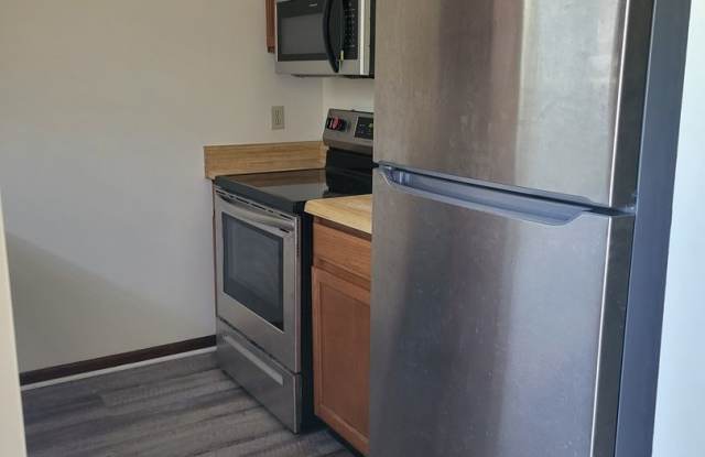 $1150 - 2/2 - Jefferson Square has received a new fresh look.