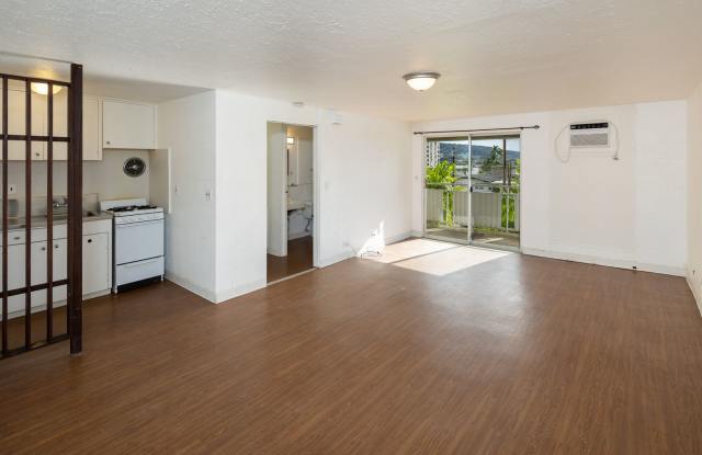 Available now! Prime location Studio with Parking!