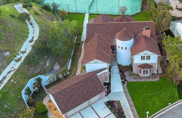 17606 Camino De Yatasto