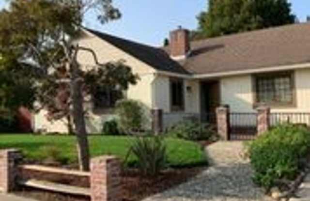 Indoor/outdoor living, spacious 4/2 on a quiet street in Mills Estates