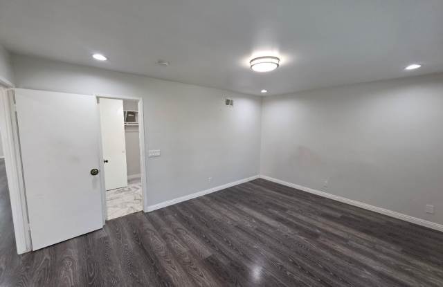 SPACIOUS 4BD/2BA WITH GARAGE, LAUNDRY AND FRONT AND BACK YARD THAT IS PET FRIENDLY!!