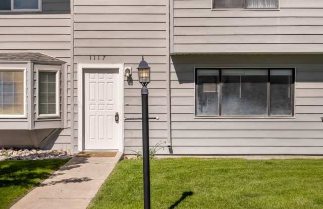 3 bedroom 1.5 bath townhouse - 2 car carport