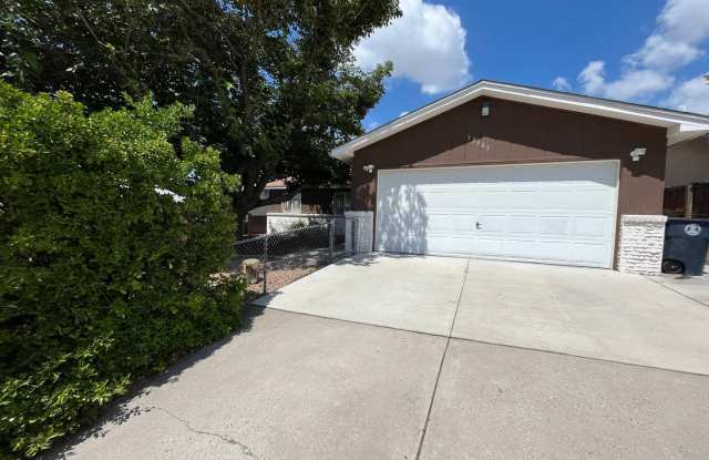 Large 5 Bedroom 2 Bathroom Home Located In The Northeast Heights!