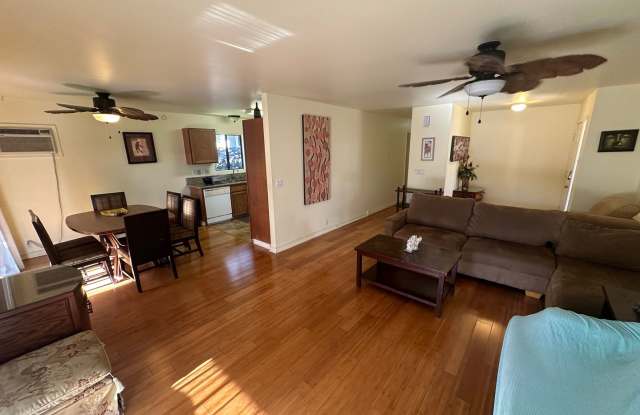 3/2 House W/ 1/1 Cottage