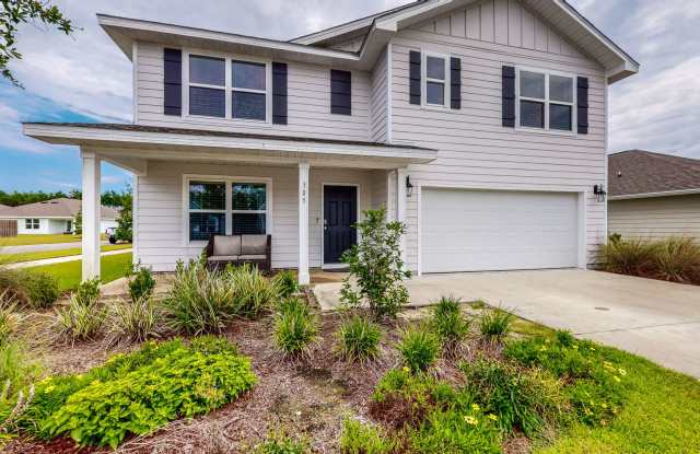 Photo of 5 Bedroom / 3 Bathroom Home in Hammock Bay w/Fenced in Yard