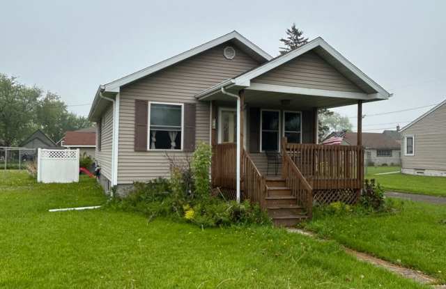 AVAILABLE AUGUST- 2 Bedroom, 1 Bath Home!