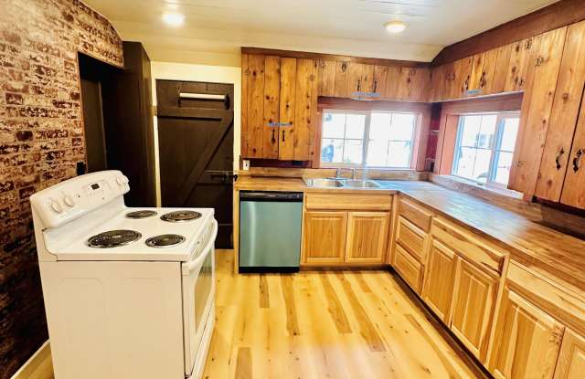 21745 South Lewellen Road (Residence B)