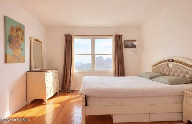 330 Promenade