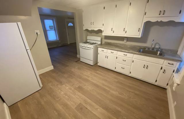 HEAT  ELECTRIC INCLUDED! 1 Bed 1 Bath Lower Unit
