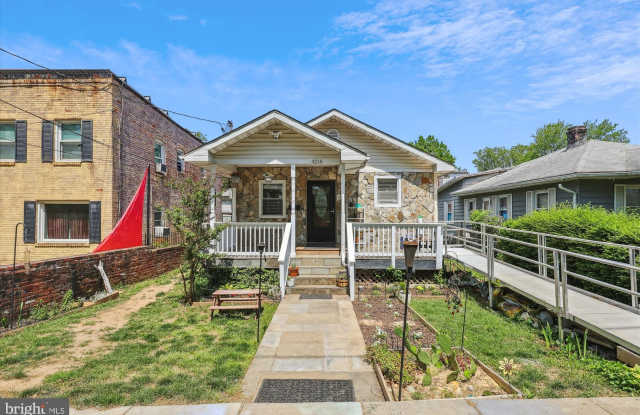 Photo of 4216 CLAY STREET NE