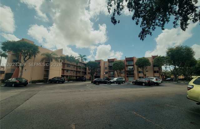 13701 Kendale Lakes Cir
