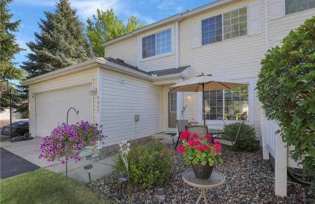 End unit townhome in Eden Prairie *2Bed*1.5Bath Available May 1!