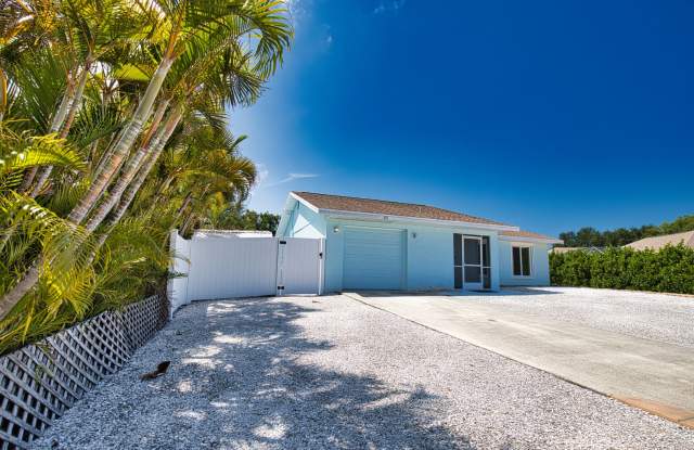 Annual Unfurnished 2 Bedrooms 2 Bathrooms Pool Home Located in South Venice!