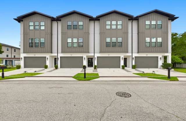GORGEOUS Like NEW 4/3.5 CUSTOM TOWNHOME